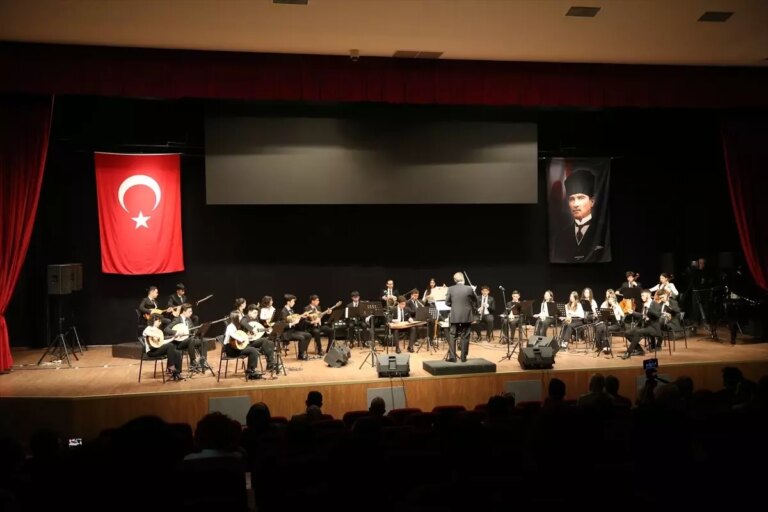 genclik-turk-muzigi-orkestrasindan-etkileyici-konser-ZEtQ2Qrh.jpg