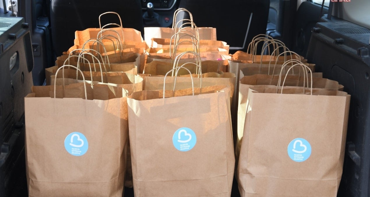 balikesir buyuksehir belediyesi cocuklarin beslenme cantalarini dolduruyor O2AEGzUe