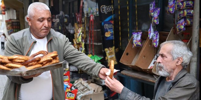 azmin zaferi 20 yil simit satti 49 yasinda memur oldu 2kaK2WvM.jpg