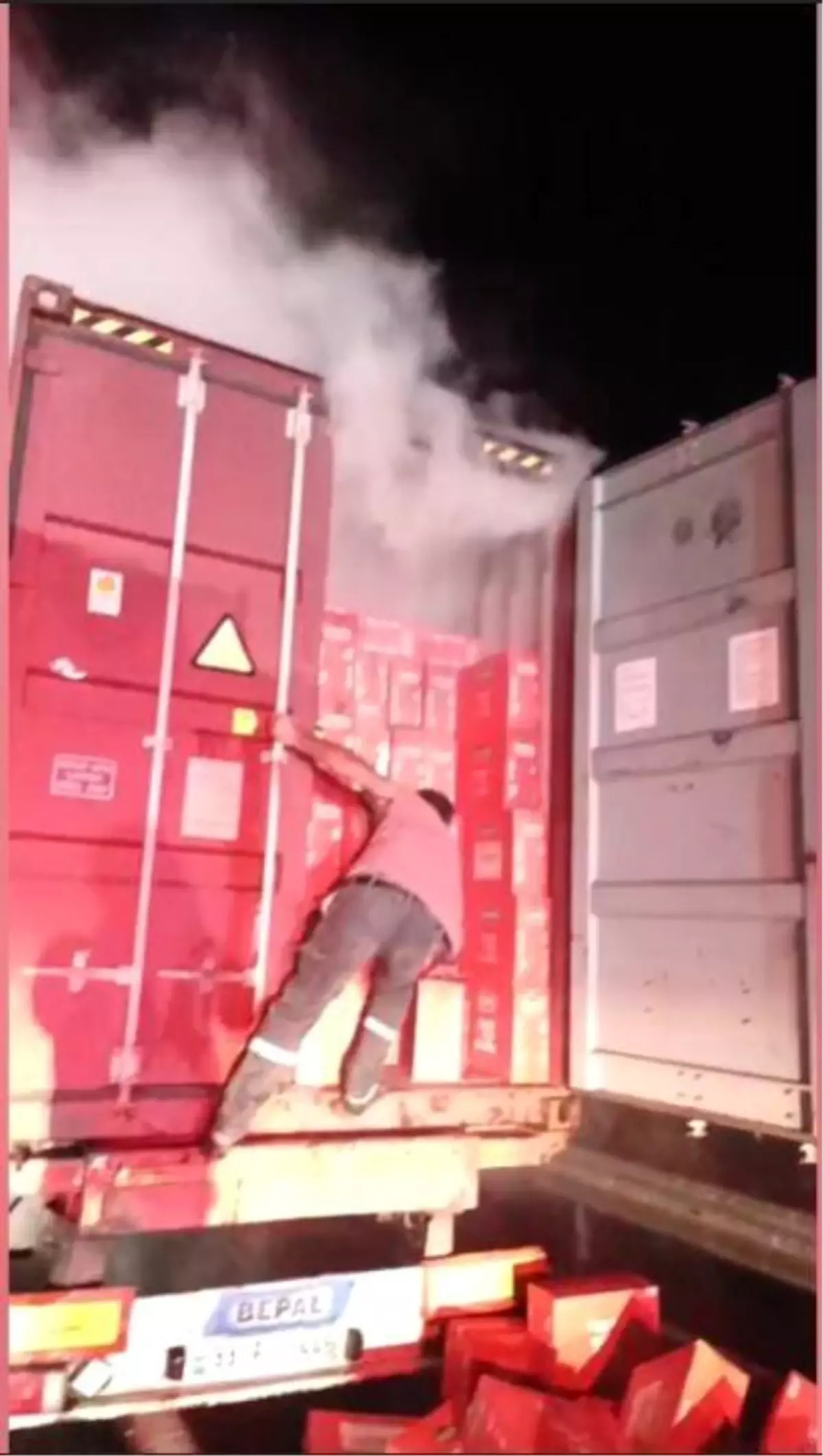 duzicinde makarna yuklu tir yangini 88E8kQ1I.jpg