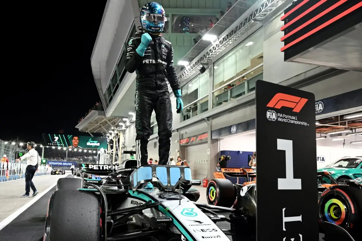 singapurda nefesleri kesen yarista kazanan george russell DFZHQgrK