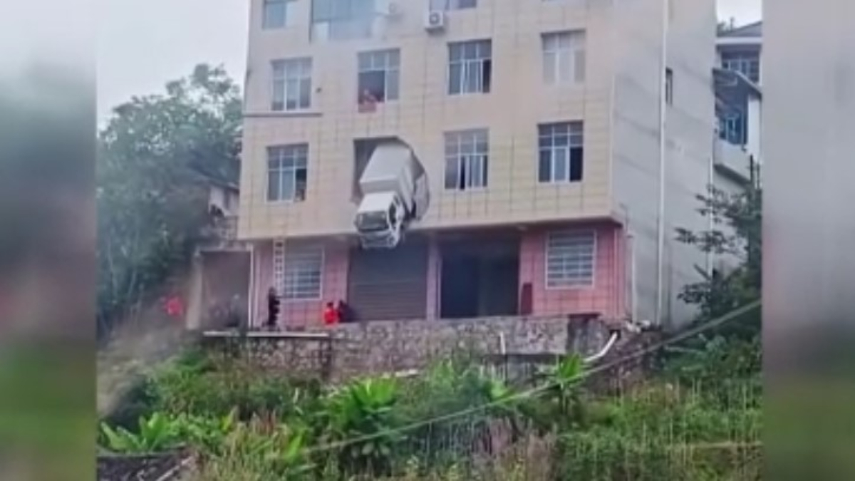 cinde kontrolden cikan kamyon bina duvarini asti V2DGKVwV.jpg