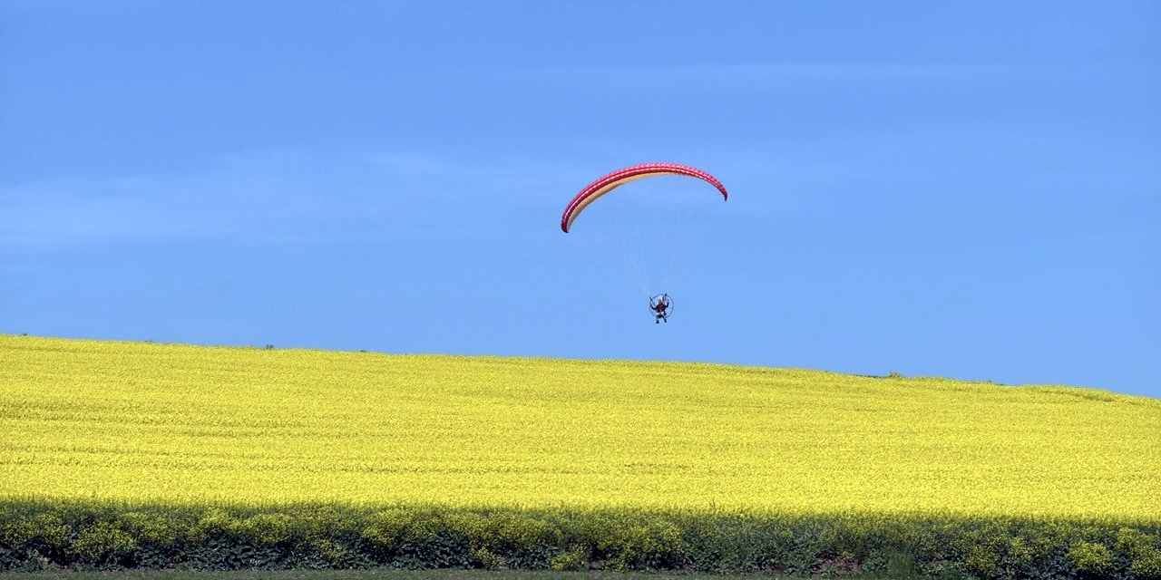 Kanola Tarlalarının Üzerinde Renkli Bir Uçuş Deneyimi
