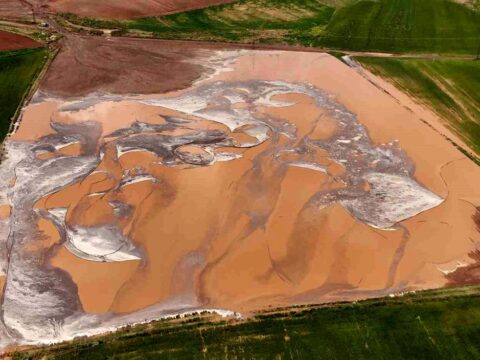 Ahlat’ta Sel Tarım Arazilerini Vurdu