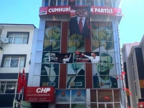 Malatya’da CHP binasında kriz! Kılıçdaroğlu’nun fotoğrafına ‘hain’ afişi asıldı