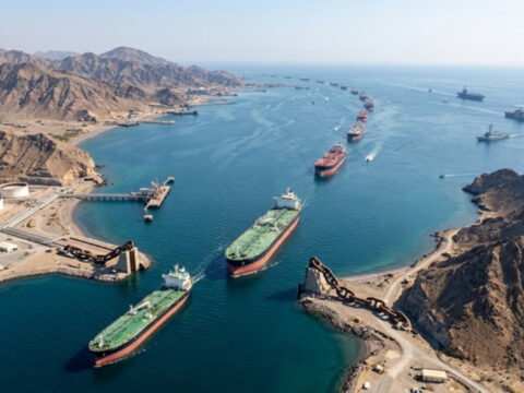 Iran hurmuz bogazinda iki petrol tankerinde patlama yasandi diQH2rnB